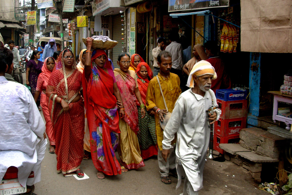 Indie - ulice ve Varanasi